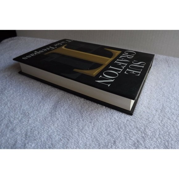 T is for Trespass  Kinsey Millhone Mystery, Book 20 by Sue Grafton hardcover - Picture 3 of 5